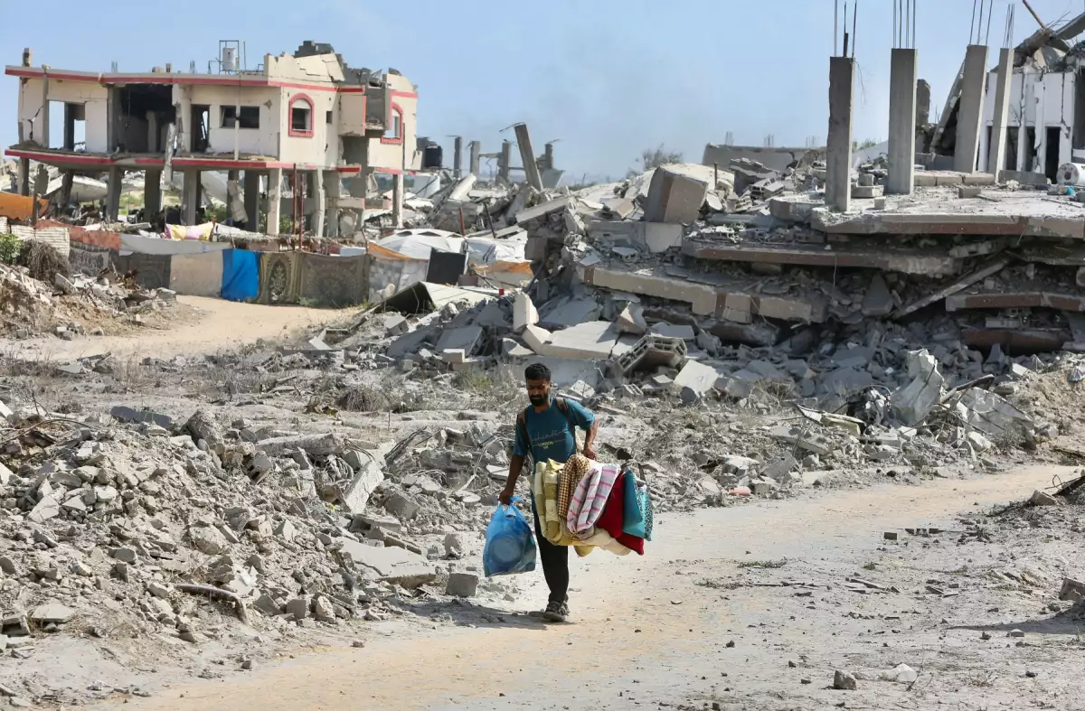 Un palestino camina cerca de los escombros de las casas destruidas durante una redada israelí, en la parte occidental de Nuseirat, en el centro de la Franja de Gaza, el 29 de julio de 2025.