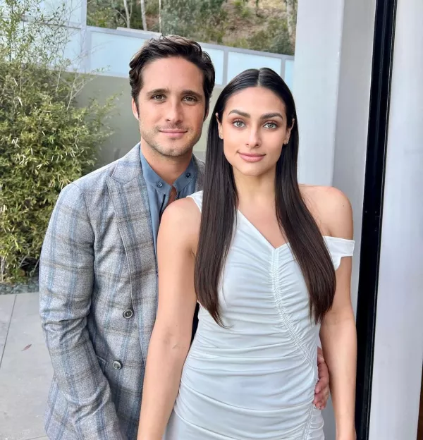 Diego Boneta y Renata Notni