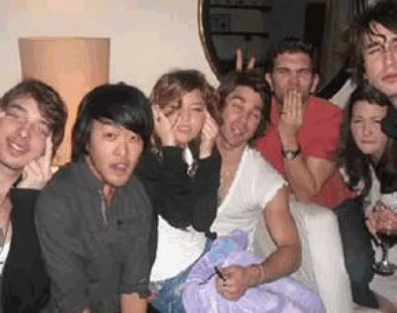 La joven actriz, mejor conocida por su papel de Hanna Montana, fue demandada por 4 millones de dólares, luego de que circulara una foto en donde se rasga los ojos.