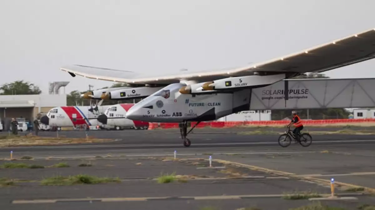 el Momento en el que el Solar Impulse 2 aterriza en Hawái, haciendo historia en la aviación