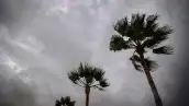 El cielo se oscurece en Puerto San Carlos, Baja California Sur (México), ante la llegada del huracán Polo el 28 de septiembre de 2026. Se prevé que el huracán toque tierra con una posible intensidad de categoría 3, trayendo consigo condiciones meteorológicas extremas que incluyen vientos fuertes, cortes de electricidad e inundaciones repentinas.