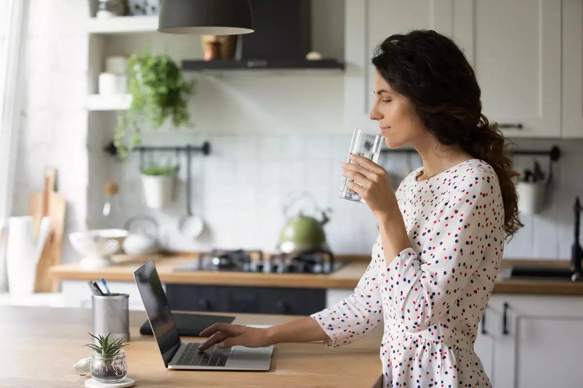 Healthy,Habit.,Relaxed,Female,Freelancer,Working,From,Home,Start,Work