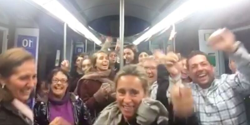 Personas cantando "La Bicicleta" en el metro de Madrid