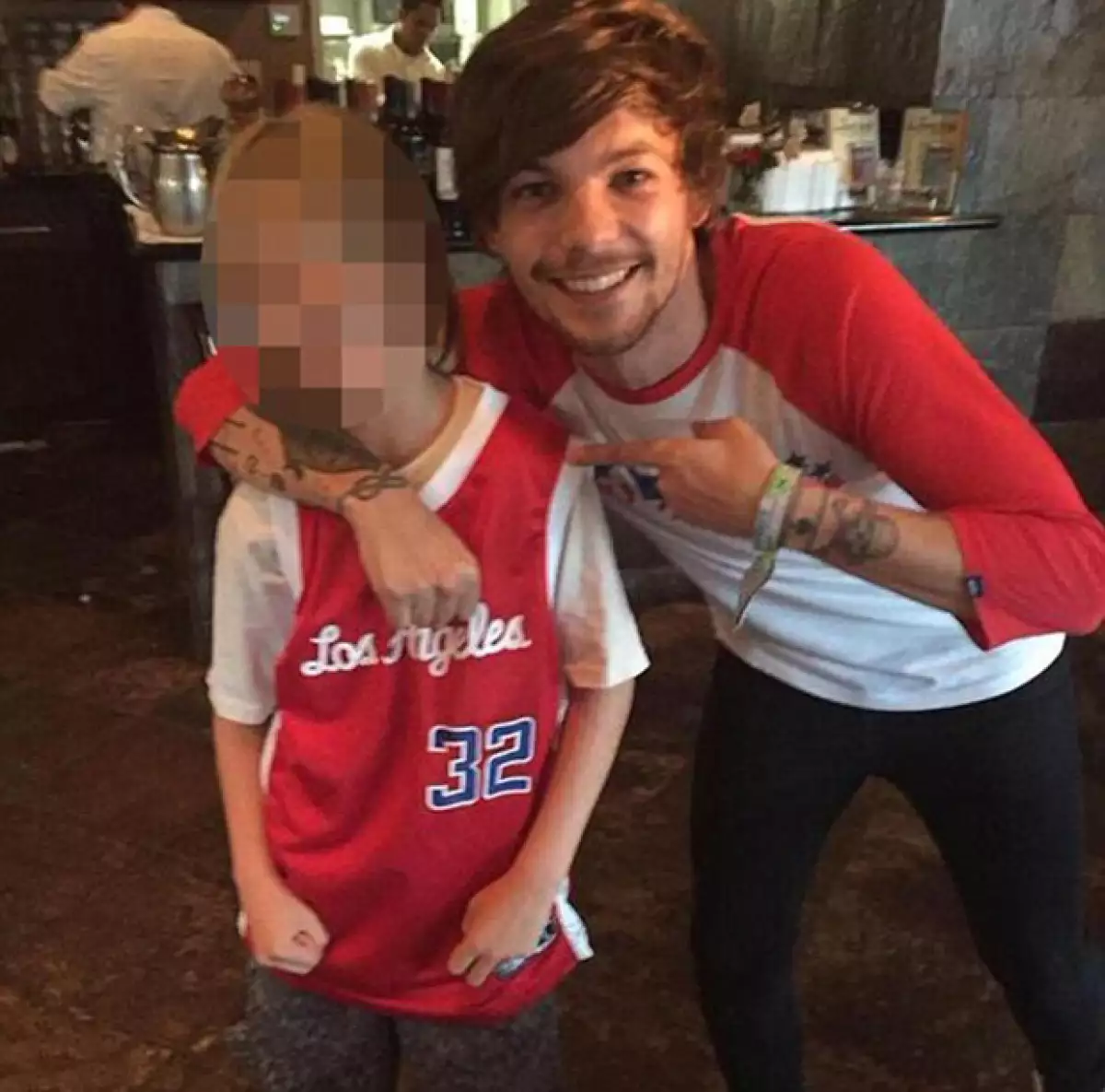 Esta foto de Louis con el hermano pequeño de Briana está circulando por el internet, y aseguran que fue tomada cuando él se reunió con la familia de ella para darles la noticia del embarazo.