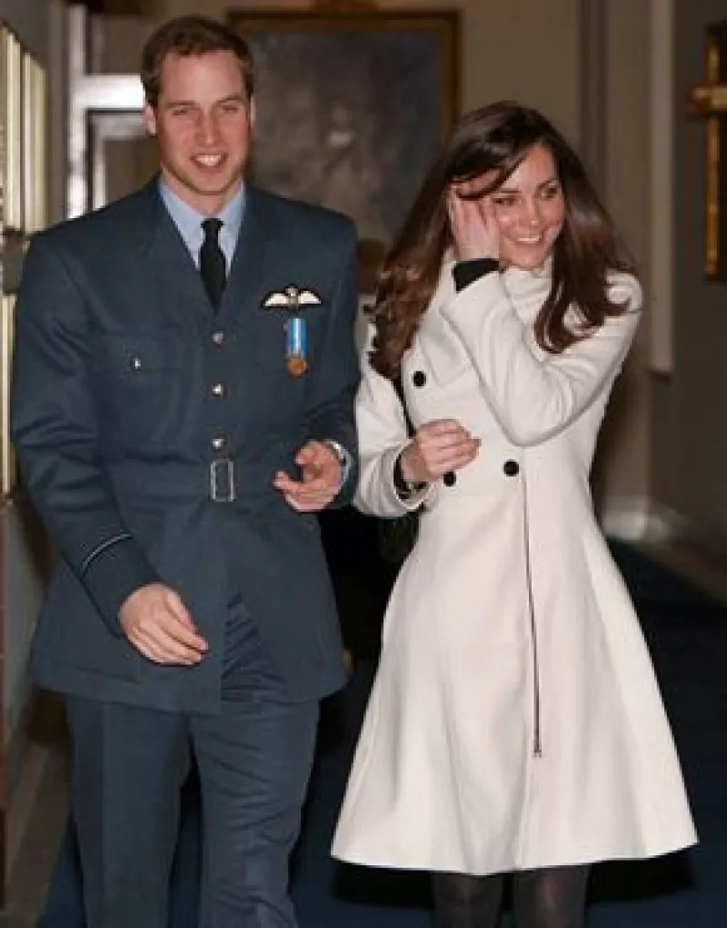 Una fuente confiable informó al semanario francés ‘Point de vue’ que el heredero de la corona inglesa y Kate Middleton contraerán nupcias ‘en verano u otoño’.