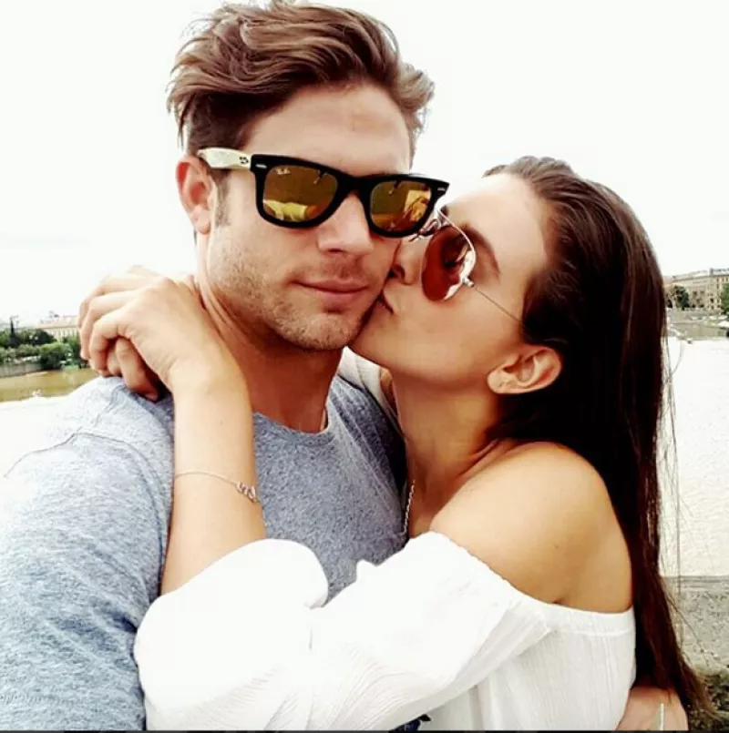 Los actores continúan su viaje por Europa y demuestran a sus miles de seguidores lo enamorados y felices que están.