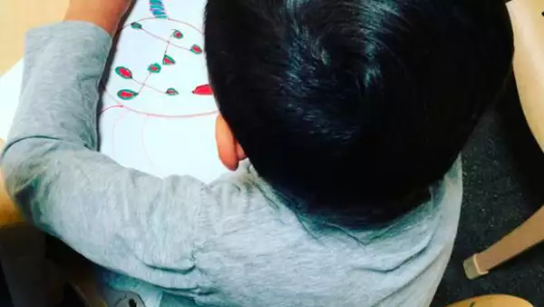 El niño de seis años, hijo de Kourtney Kardashian y Scott Disick, luce ahora el pelo negro, lo que ha despertado varias versiones del por qué del cambio.