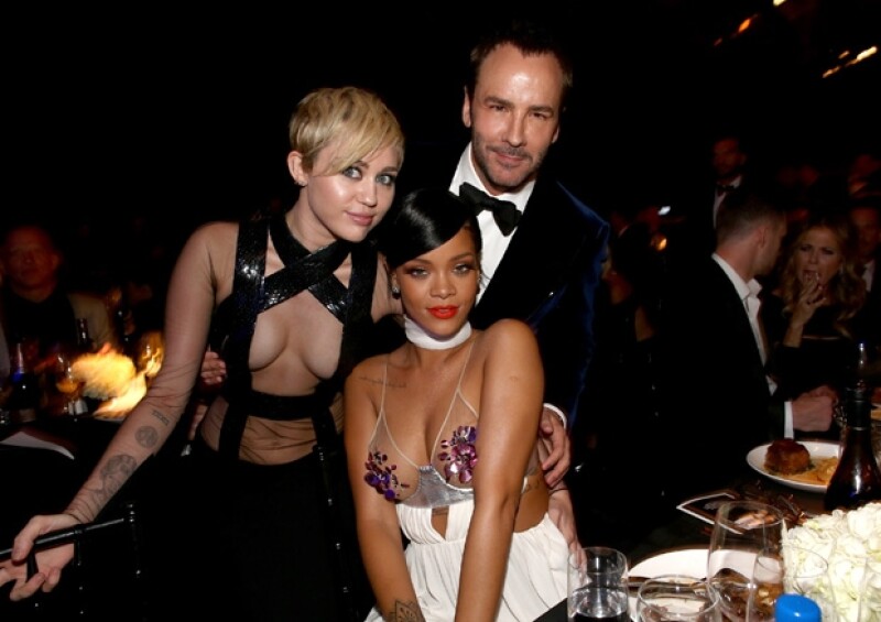Las cantantes participaron en la subasta de la gala contra el sida. Rihanna gastó 53 mil dólares mientras que Cyrus dejó ir medio millón de dólares en una foto y donaciones.