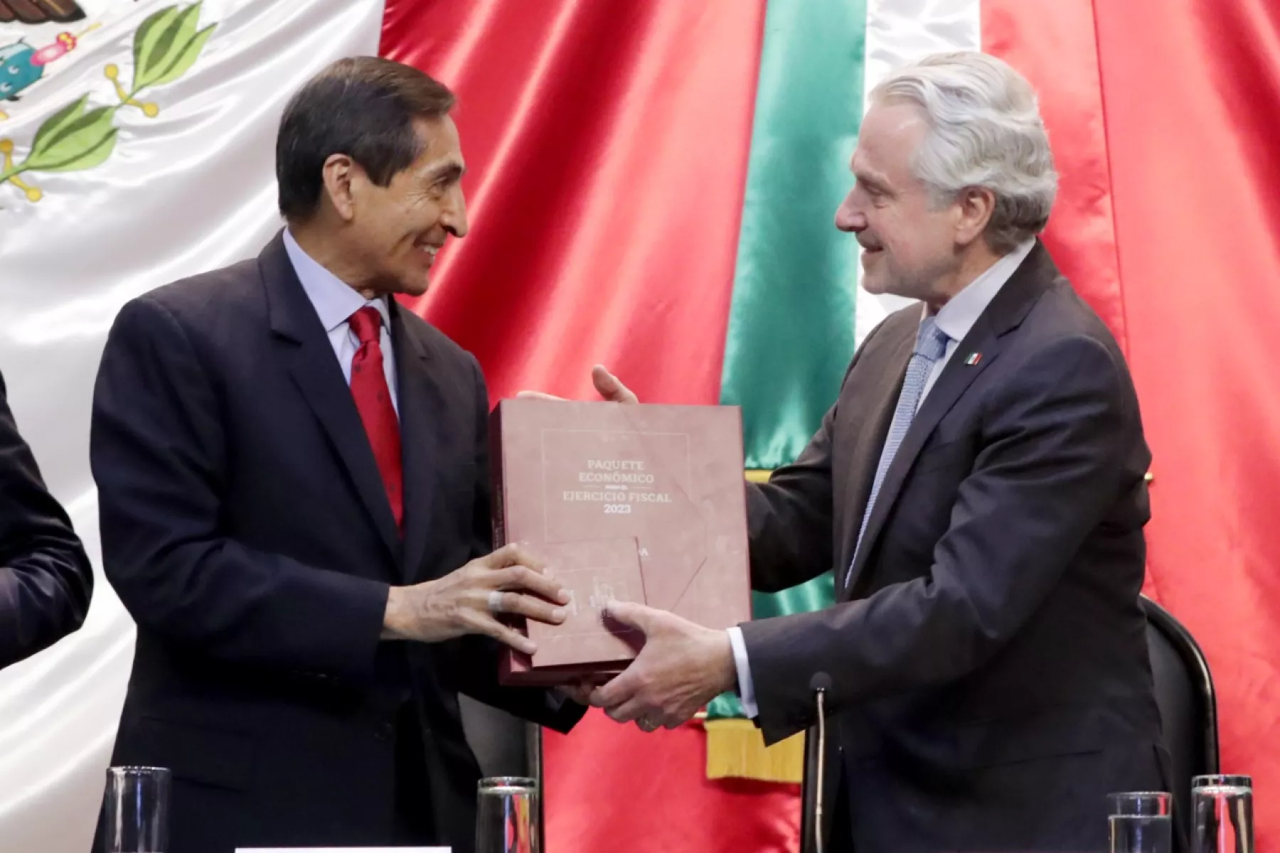 Entrega de paquete económico a los diputados