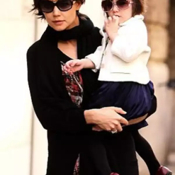 Suri Cruise, considerada una de las niñas mejor vestidas de Hollywood, ahora ha copiado el look de su famosa mamá, Katie Holmes, y luce gafas vintage por las calles de Nueva York.