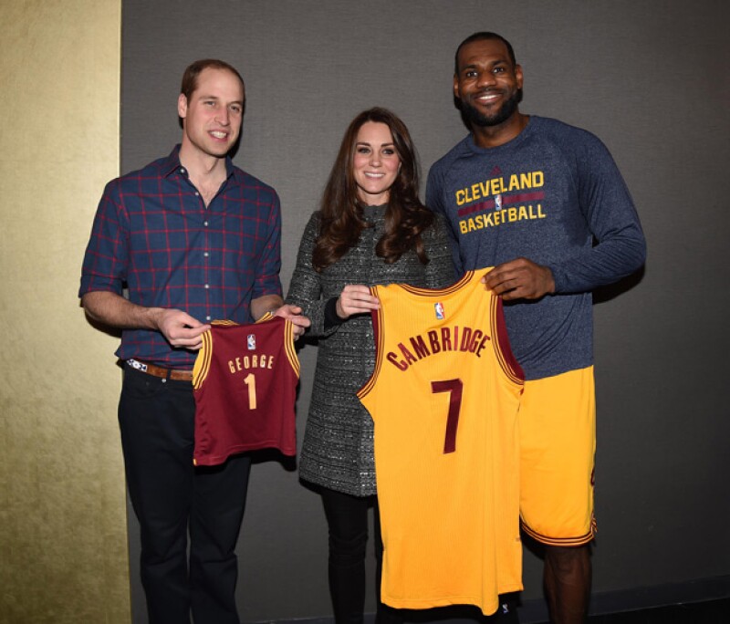 LeBron James les entregó unas playeras especiales con sus nombres.