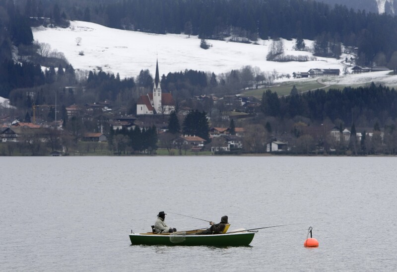 En invierno, puedes salir a pescar en el lago y disfrutar del paisaje nevado que tendrás enfrente.