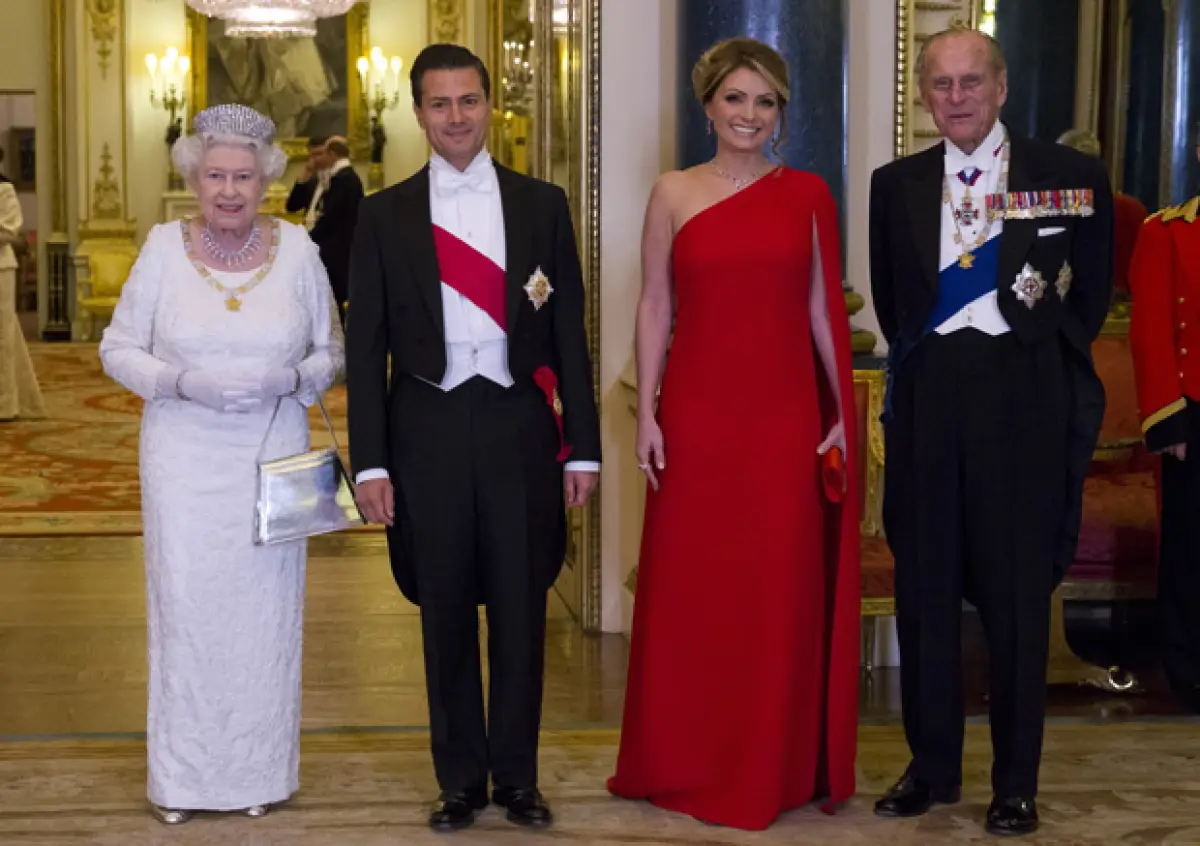 La pareja presidencial junto a la reina Isabel II y su esposo Felipe, duque de Edimburgo.