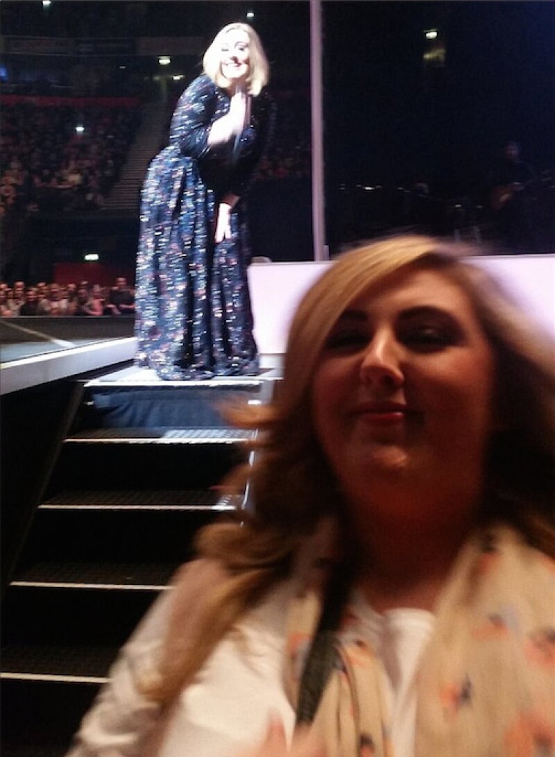 Adele disfrutó mucho de hacewr photobomb a la foto de su admiradora.