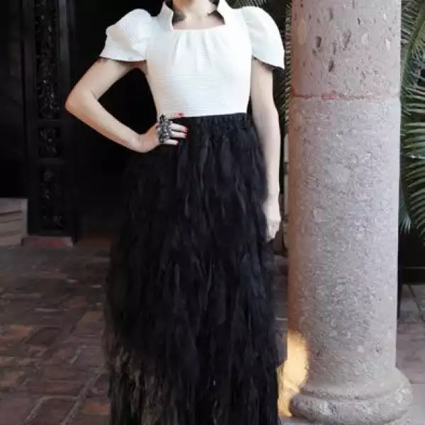 Ana de la Reguera con un vestido Chanel blanco con negro.