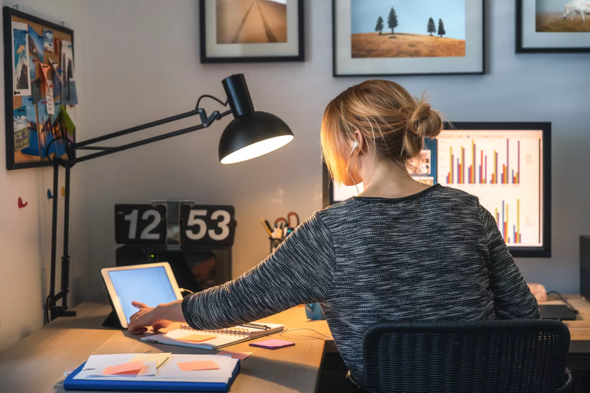 70% de colaboradores quieren un esquema de trabajo híbrido (Mujer trabajando desde casa)