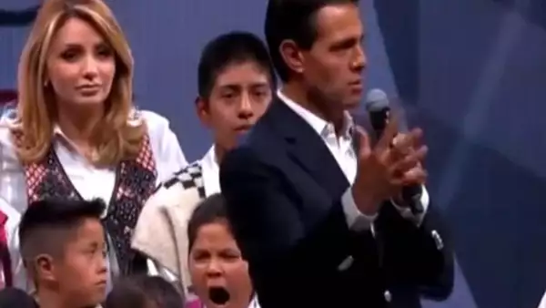 La historia de una niña que no paró de bostezar durante un discurso del presidente de México en Guadalajara, ha llegado a los titulares de otros países.
