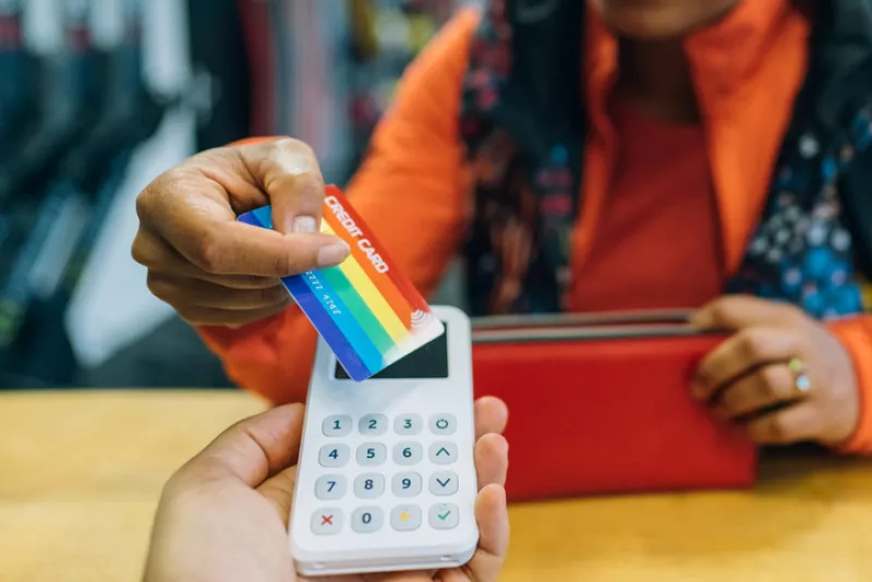 Mujer pagando con contact less