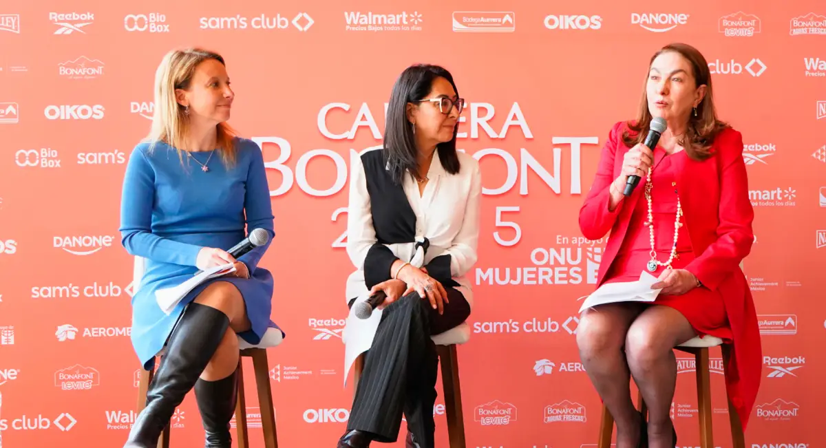 Tres mujeres en una conferencia de prensa. Una de ellas habla ante un micrófono.
