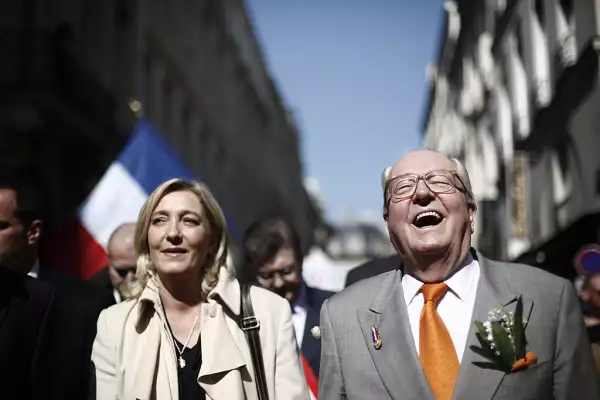 : Jean-Marie Le Pen y Marine Le Pen marchan durante la manifestación del Frente Nacional Tradicional durante las protestas anuales del Primero de Mayo el 1 de mayo de 2009 en París, Francia. Uno de los sindicatos más grandes de la Confederación General del Trabajo de París (CFDT), organizó más de doscientos eventos en Francia hoy mientras los trabajadores sindicales protestan contra la creciente tasa de desempleo en Europa como parte de las manifestaciones anuales del día de mayo en todo el mundo.