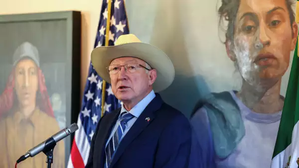 Ken Salazar habla sobre AMLO: “La estrategia de ‘abrazos, no balazos’ no funcionó”