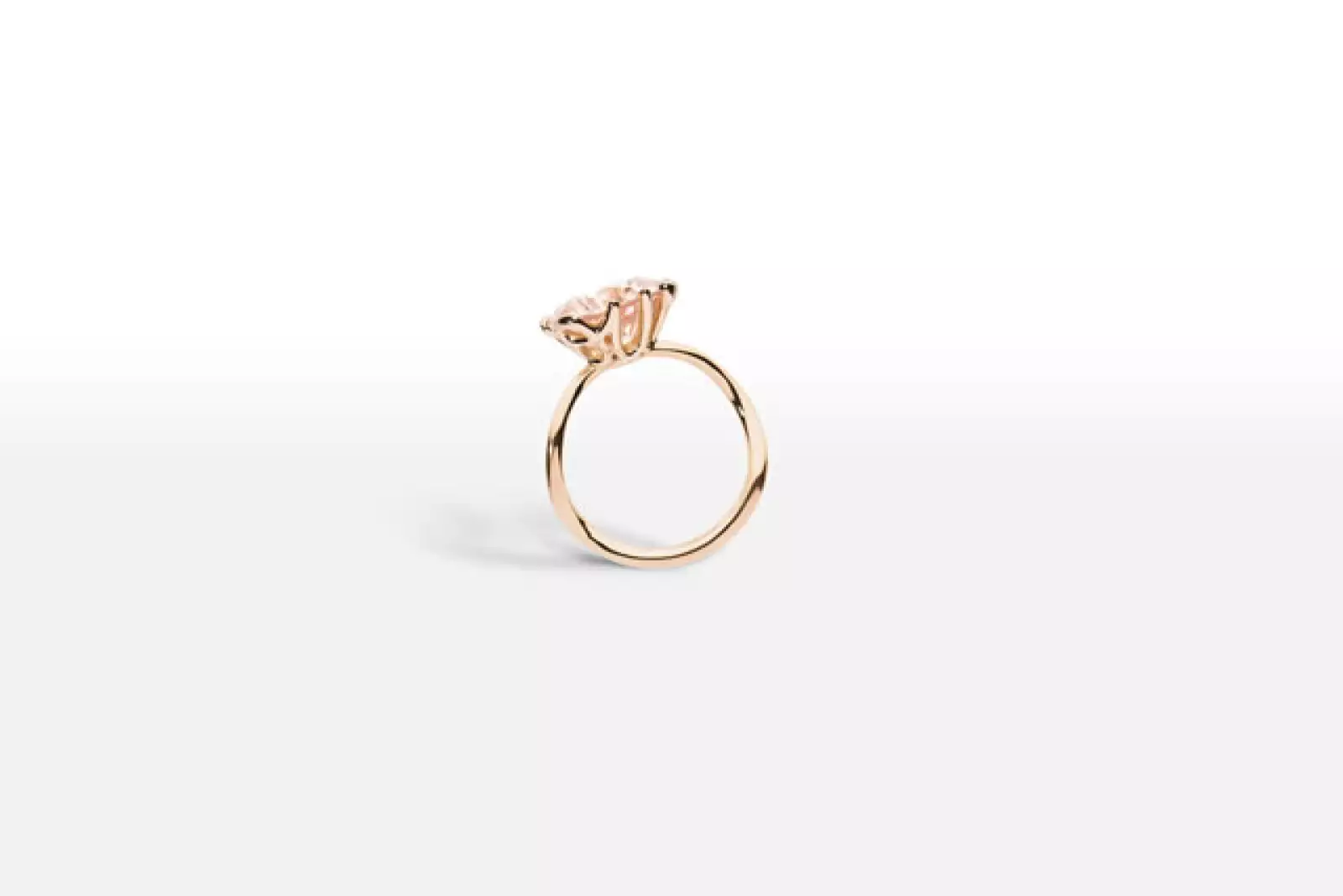 Amamos el anillo Dior en oro rosa que lleva la palabra Oui! inscirta en la montura para dar el sí eterno.