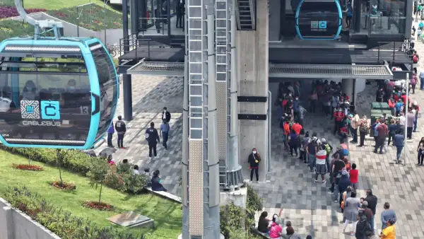 Personas haciendo fila en una de las estaciones del Cablebús de la Ciudad de México. 