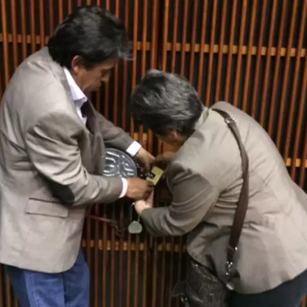 Legisladores del PRD, Movimiento Ciudadano y del Partido del Trabajo encadenaron puertas para evitar el acceso al salón de plenos.