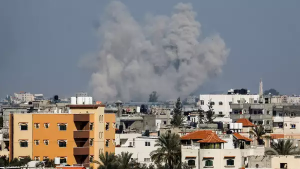 El humo se eleva tras los ataques israelíes, en medio del conflicto en curso entre Israel y el grupo islamista palestino Hamas, visto desde Rafah, en el sur de la Franja de Gaza, el 18 de enero de 2024.