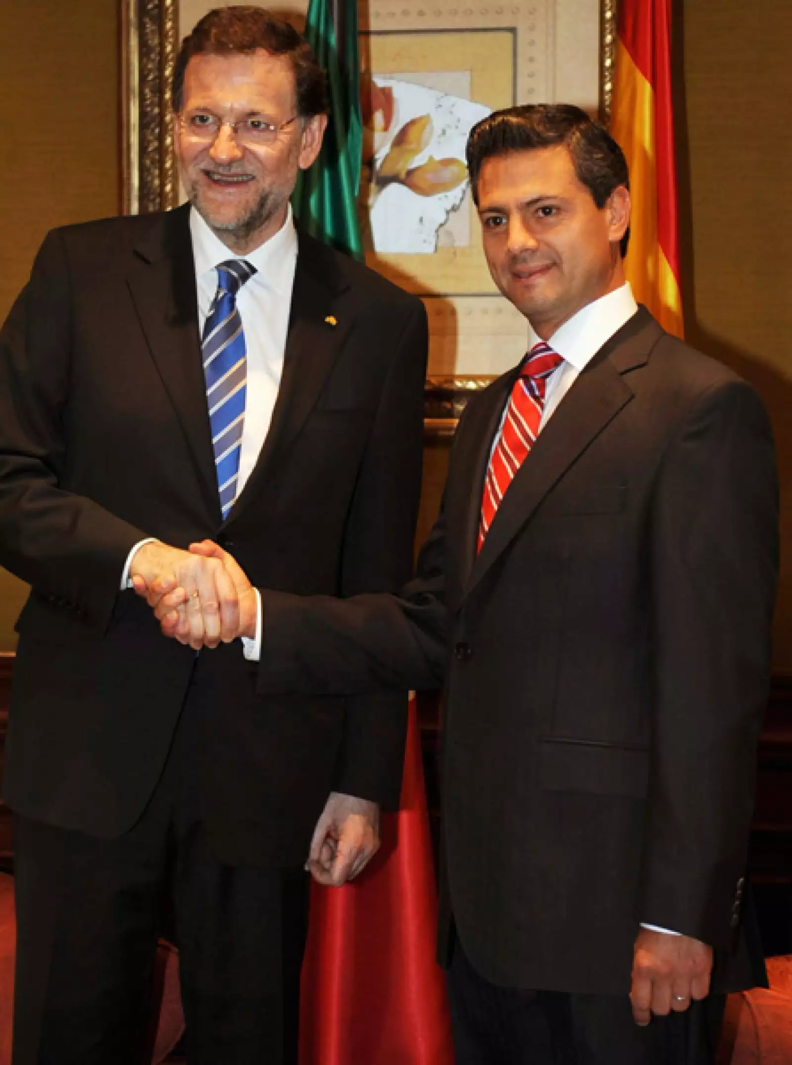 Esta semana Enrique Peña Nieto visitó al presidente de España, Mariano Rajoy, con un traje negro a juego con una corbata roja y su emblemático copete. El candidato abusa un poco de su peinado pues aún es evidente la recomendación de la editora ejecutiva de moda de ELLE, Sara Galiendo quien recomendó: `Usar un gel para pelo que brille menos, quizá una cera que haga el mismo efecto pero sin charolear.´