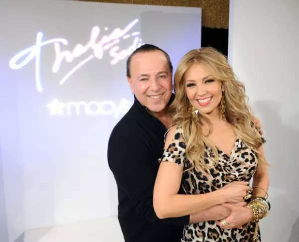 Tommy abrazando a su esposa durante el día de presentación de su colección de ropa.