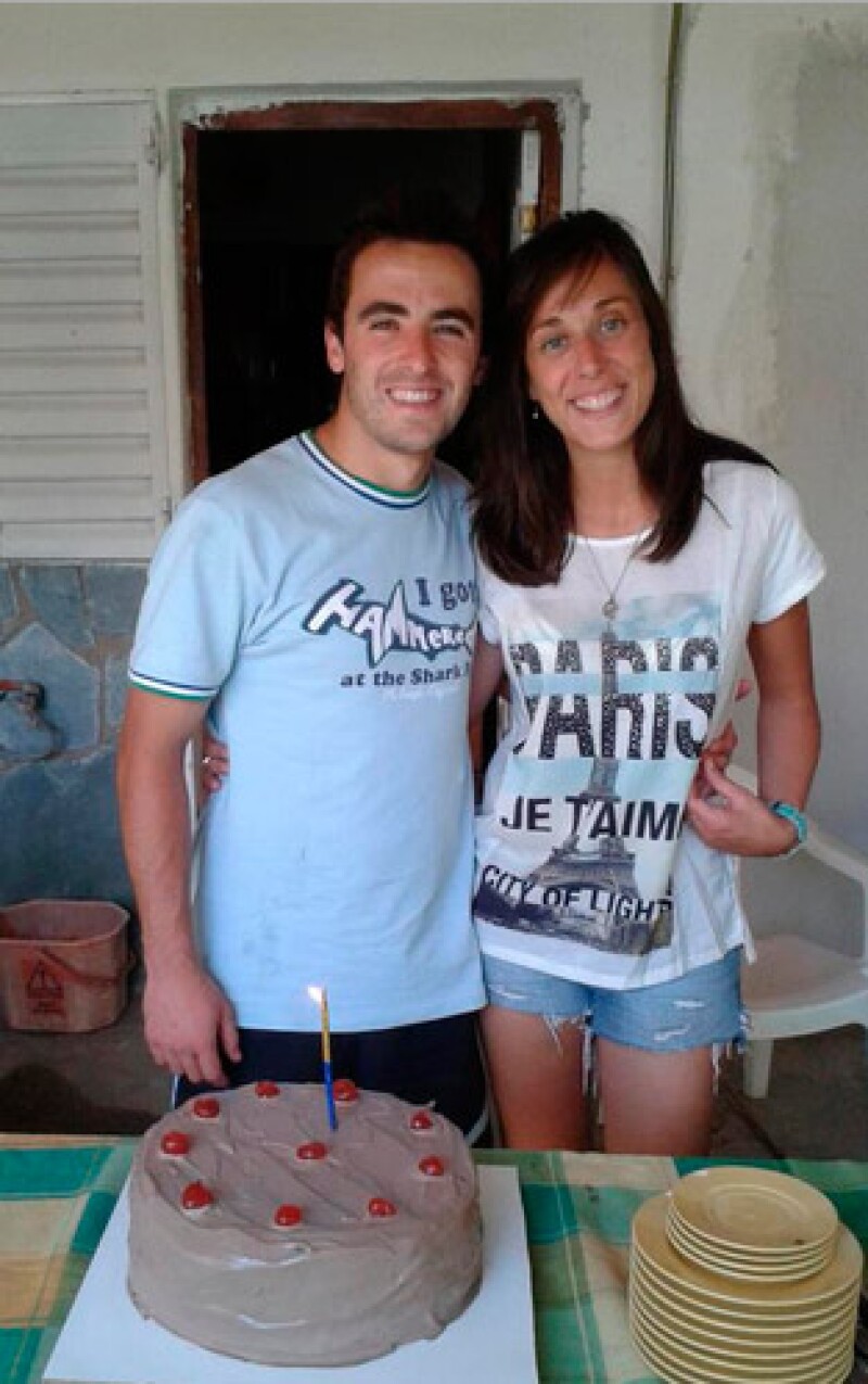 Martín se encuentra muy enamorado de su novia, Laura.