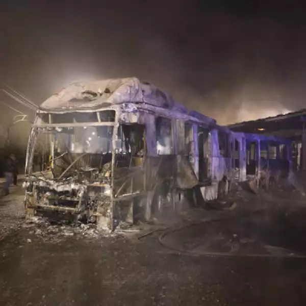 De manera paralela a las manifestaciones, al sur del DF unas personas tomaron una unidad del sistema Metrobús y lo quemaron. No hubo personas lesionadas.