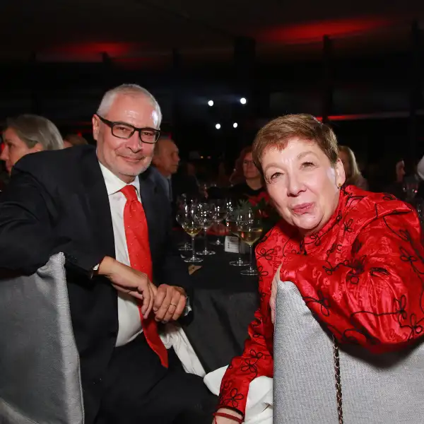 CENA EN ROJO