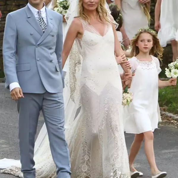 Después de tanta especulación acerca la Boda Real, de esperaba que la de Kate Moss con James Hince rompiera con todos los esquemas y así lo fue. Ataviada con un atuendo John Galliano la topmodel se casó en una ceremonia elegante pero muy a su estilo.
