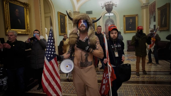 Una turba pro-Trump confronta a la policía del Capitolio de Estados Unidos fuera del la Cámara de Senadores en el edificio del Papitolio de Estados Unidos el 6 de enero de 2021.