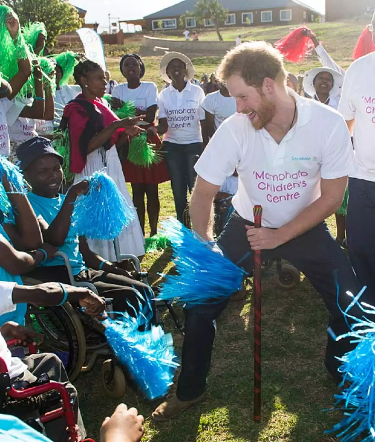 El príncipe Harry incluso se puso a bailar con los niños del orfanato.