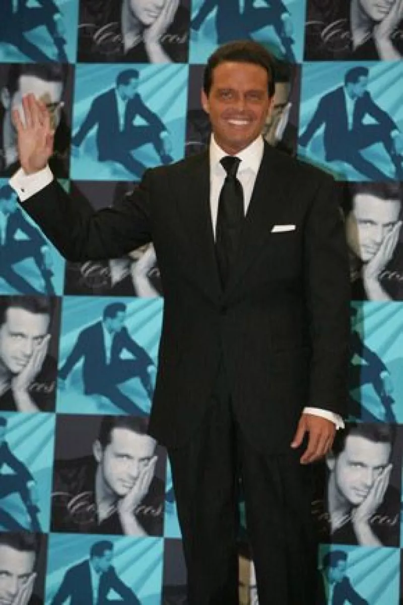 El cantante estuvo con María Eugenia Larraín durante el aniversario de un exclusivo hotel de Punta del Este, Uruguay, y quien al parecer se convirtió en su musa a la hora de apostar.