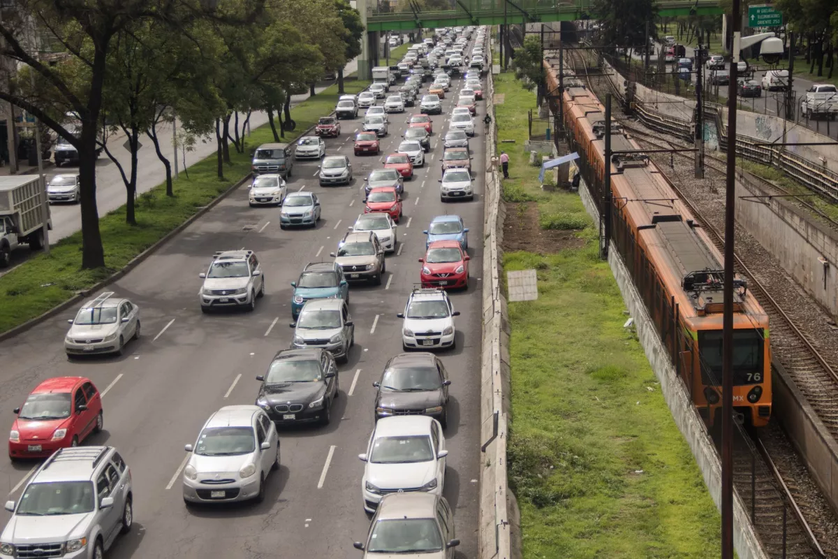 Intenso tráfico en la avenida Ignacio Zaragoza, en su tramo del Estado de México a la Ciudad.