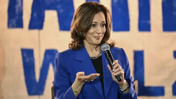La vicepresidenta de Estados Unidos y candidata presidencial demócrata, Kamala Harris, habla durante una parada en su gira en autobús de campaña en Rochester, Pensilvania, el 18 de agosto de 2024.