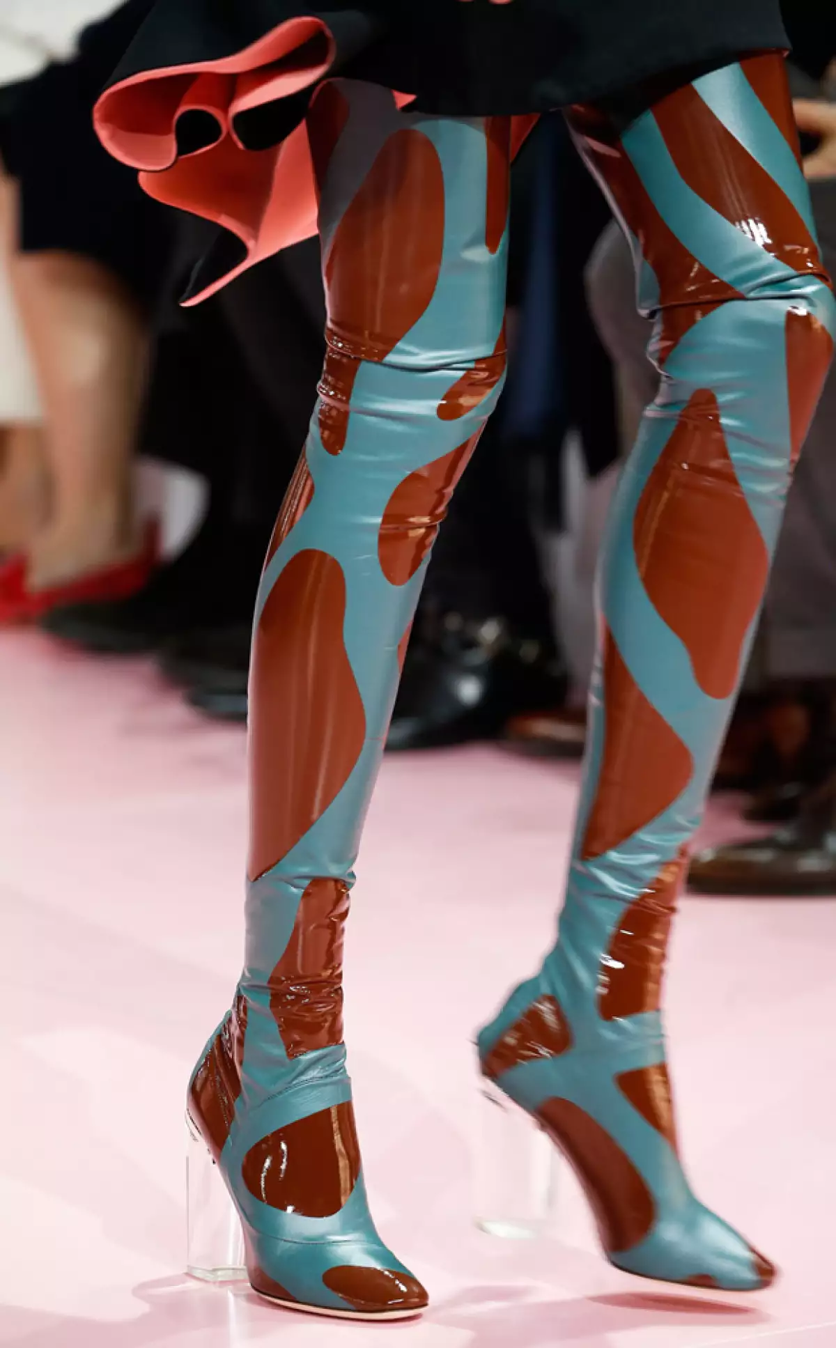 Nueva temporada, ¡nuevos trends! Para que seas la dueña de todas las miradas, nuestra fashion insider te presenta las diez prendas que no pueden faltar en tu clóset. ¡Toma nota!