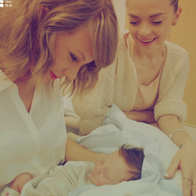 La cantante es madrina del segundo hijo de su gran amiga Jaime King.