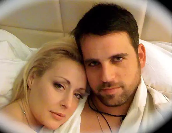 Mindy con su pareja David.