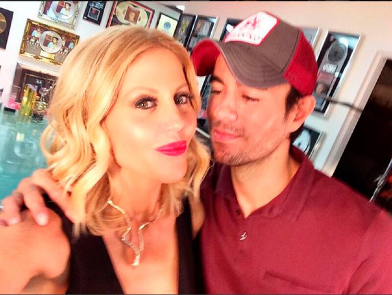 La fotografía compartida por la periodista Barbie Simons junto al cantante ha sorprendido a muchos por lo "cariñosos" que aparecen en ella.