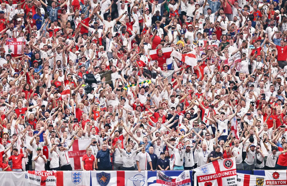 Los fanáticos de Inglaterra celebran la victoria del equipo por 2-1 en el partido de rondas de 32 de la Copa Mundial de la FIFA 2026 entre Inglaterra y Congo DR en el Estadio de Atlanta el 1 de julio de 2026 en Atlanta, Georgia.