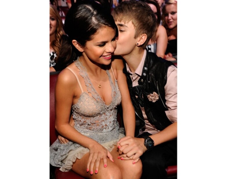 Justin está muy enamorado y cada vez que tiene oportunidad se come a besos a su novia, Selena Gomez.