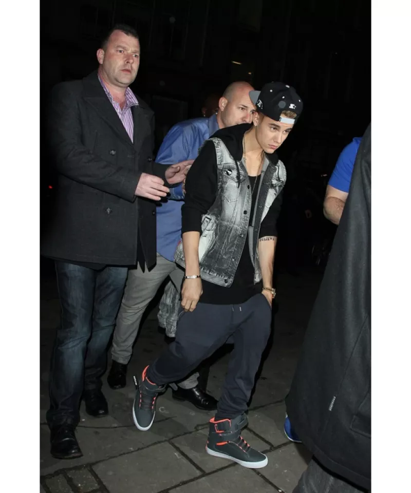 Varias patrullas arribaron a la casa del astro para investigar la denuncia del ataque a huevazos que se reportó hace unos días por su vecino. Un amigo de Bieber fue arrestado por posesión de drogas.