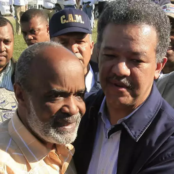 Ante el desastre provocado por el terremoto en Haití, la República Dominicana convocó a los países para hacer una Cumbre Mundial de ayuda. En la foto, el mandatario de Dominicana, Leonel Fernández, abraza a su homólogo René Préval de Haití.