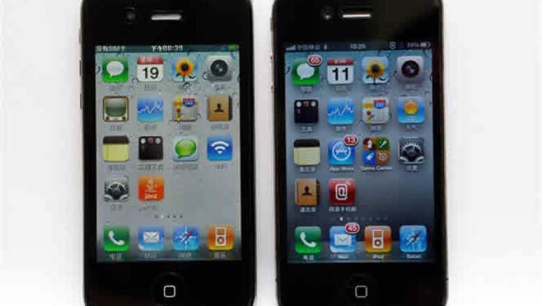 El dispositivo falso (izquierda) se parece al original iPhone 4 (derecha) que distribuye Apple.