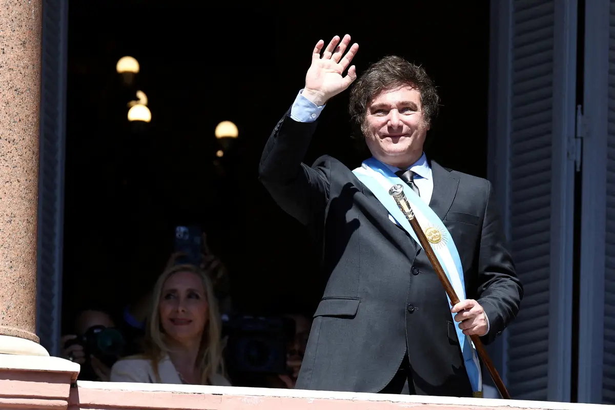 El presidente de Argentina, Javier Milei, saluda a los partidarios desde el balcón de la Casa Rosada, mientras su hermana Karina Milei mira, después de su ceremonia de juramento, en Buenos Aires, Argentina, el 10 de diciembre de 2023